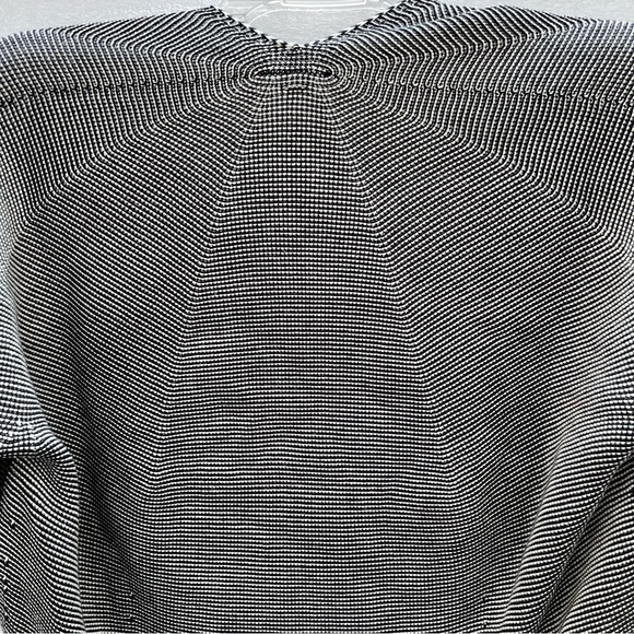 UNIQLO 3D dolman spring sweater - Picture 3 of 7